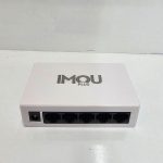 سوییچ شبکه 5 پورت ایمو پلاس مدل IM_2005_G با بدنه فلزی، سرعت 10/100/1000Mbps، ظرفیت 10Gbps و نصب آسان؛ مناسب شبکه خانگی، اداری و دوربین مداربسته.